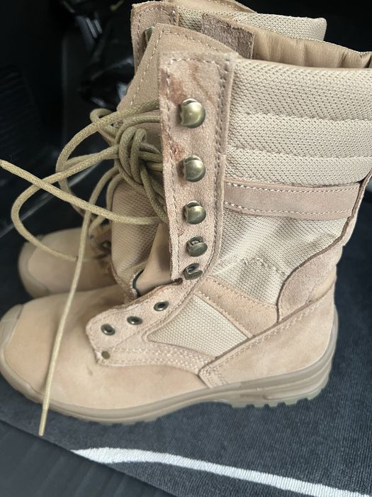 Ботинки желтые с высоким берцем.