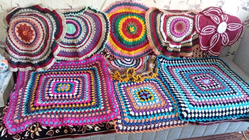 Коврики вязаные.