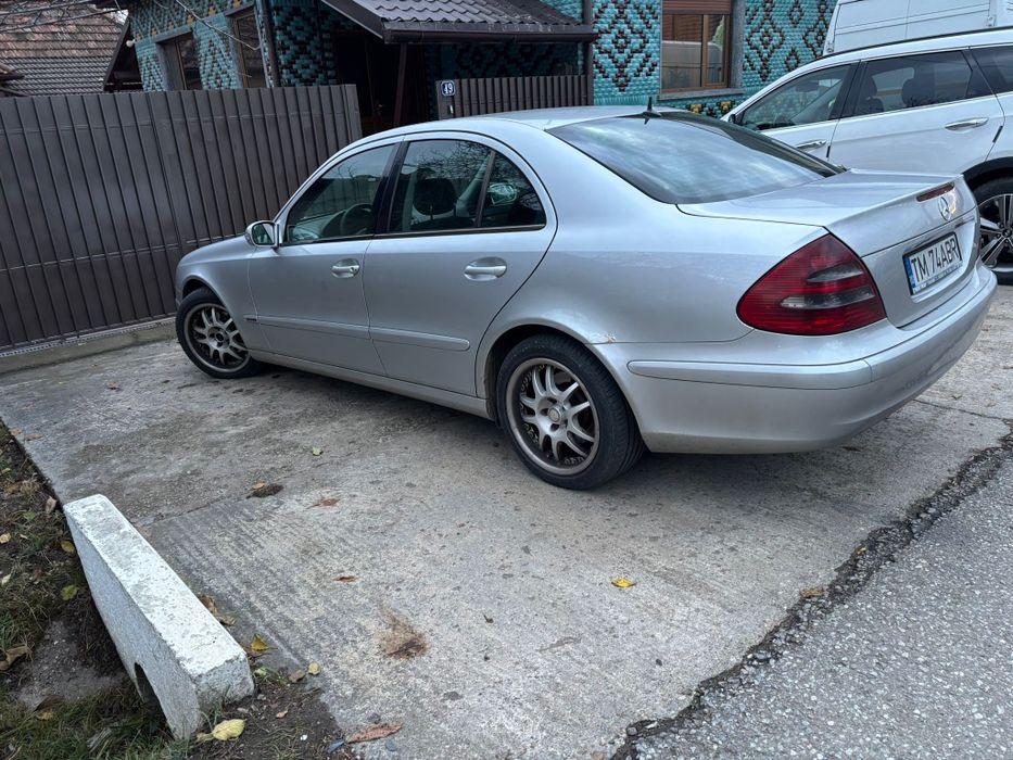 Vând Mercedes E class
