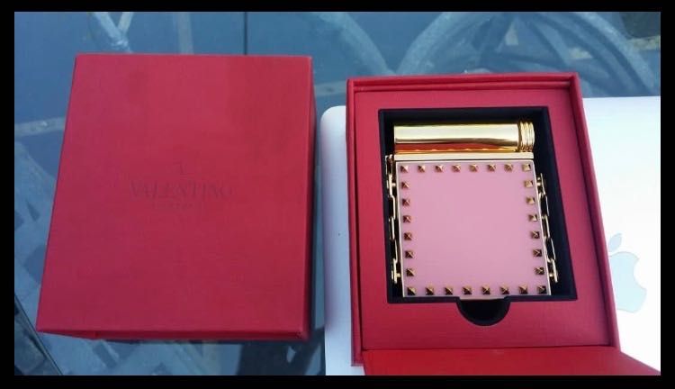 Моден аксесоар Valentino огледало, червило, злато, грим, лукс Chanel