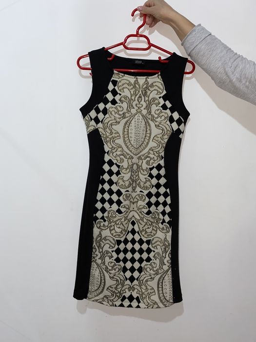 Rochie cu model in fata si spatele negru