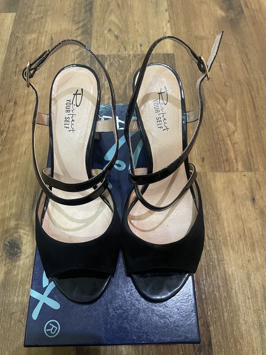 Босоножки из замши, лаковой кожи