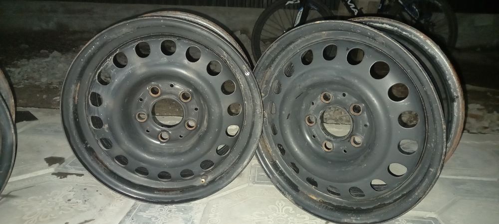 Продам диски в хорошем состоянии  ,подходит на ауди и мерседес .