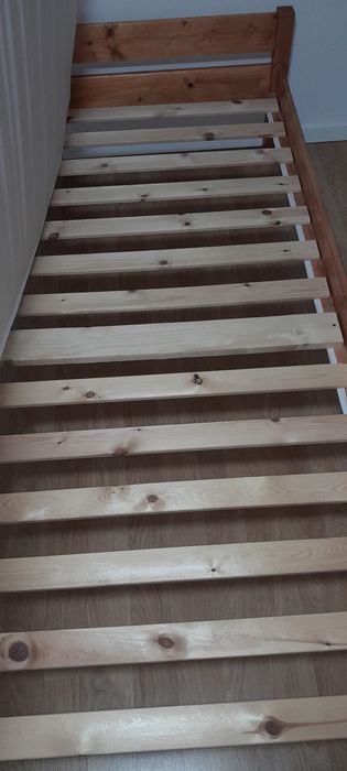 Vând două paturi cu saltele 90/200