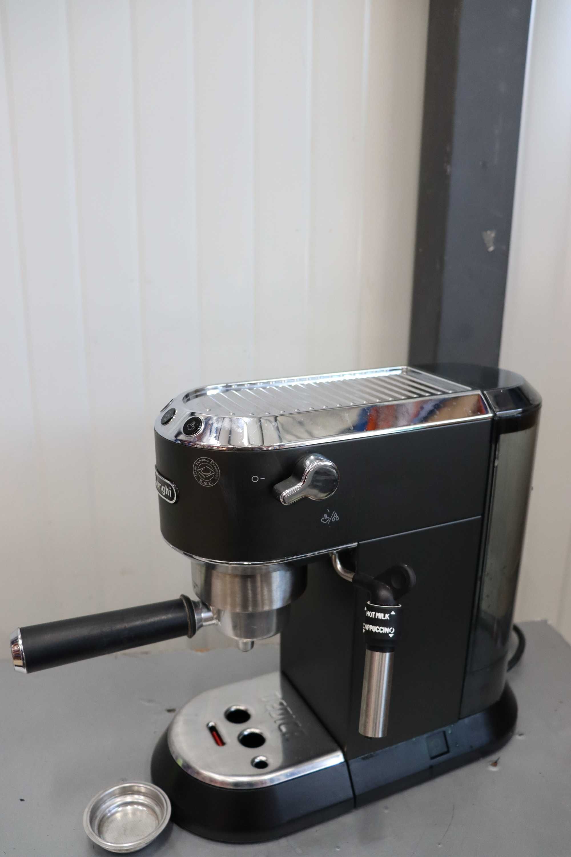 Кафемашина De'Longhi Dedica EC685, дюза за млечна пяна, две цедки