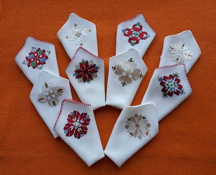 Ръчно бродирани копринени кърпички-български мотиви 4 вида,и с дантела