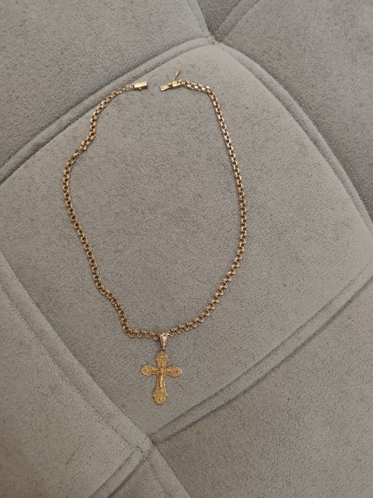 Продаю золотую цепь с золотым крестом