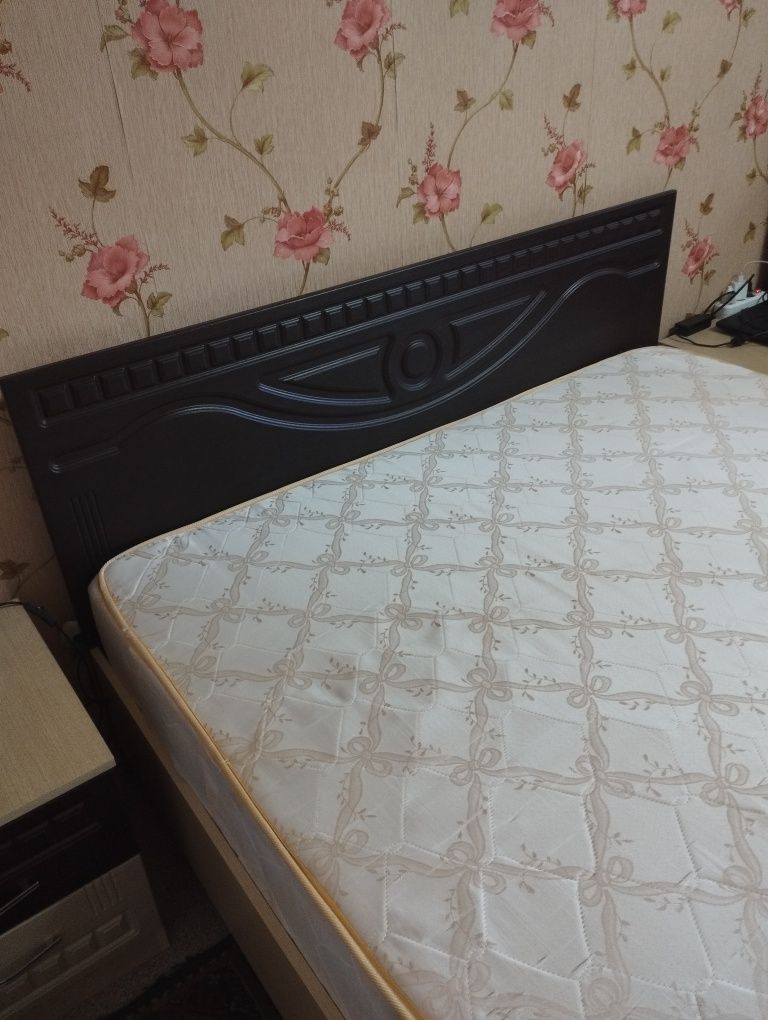 Кровать с матрасом 160*200