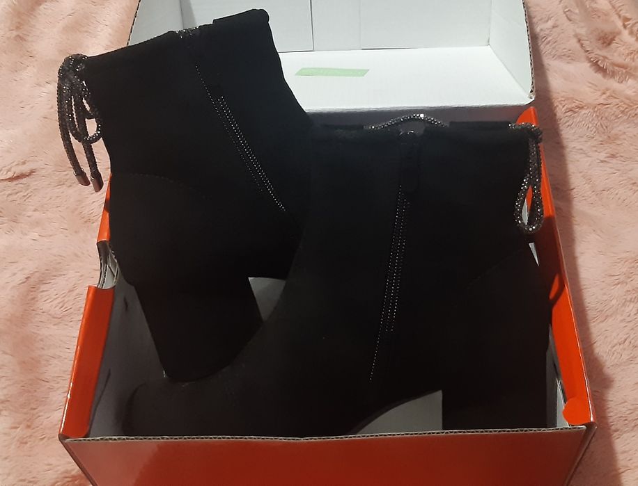 Велурени боти на ток