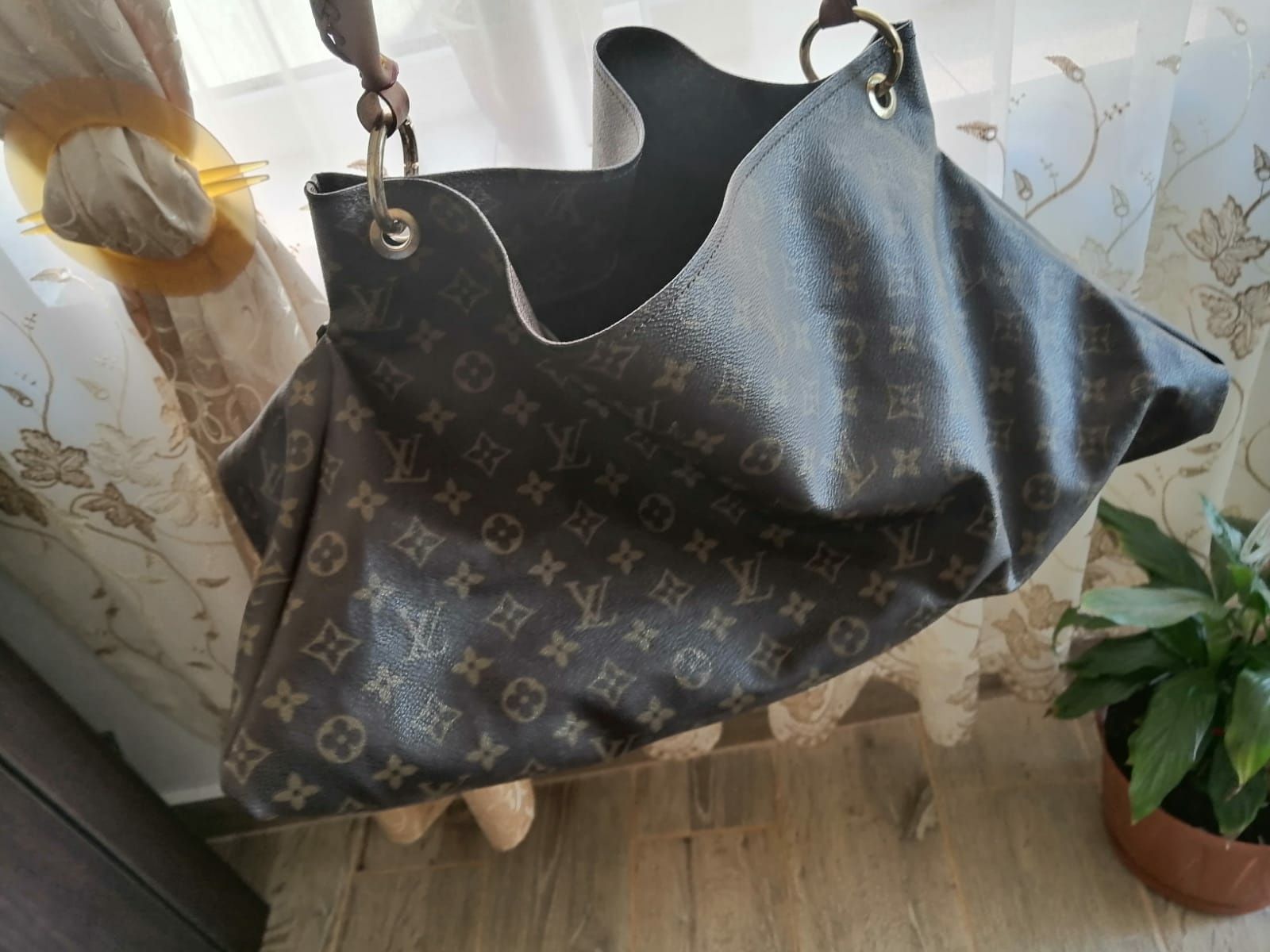 Vând Geantă  Louis Vuitton