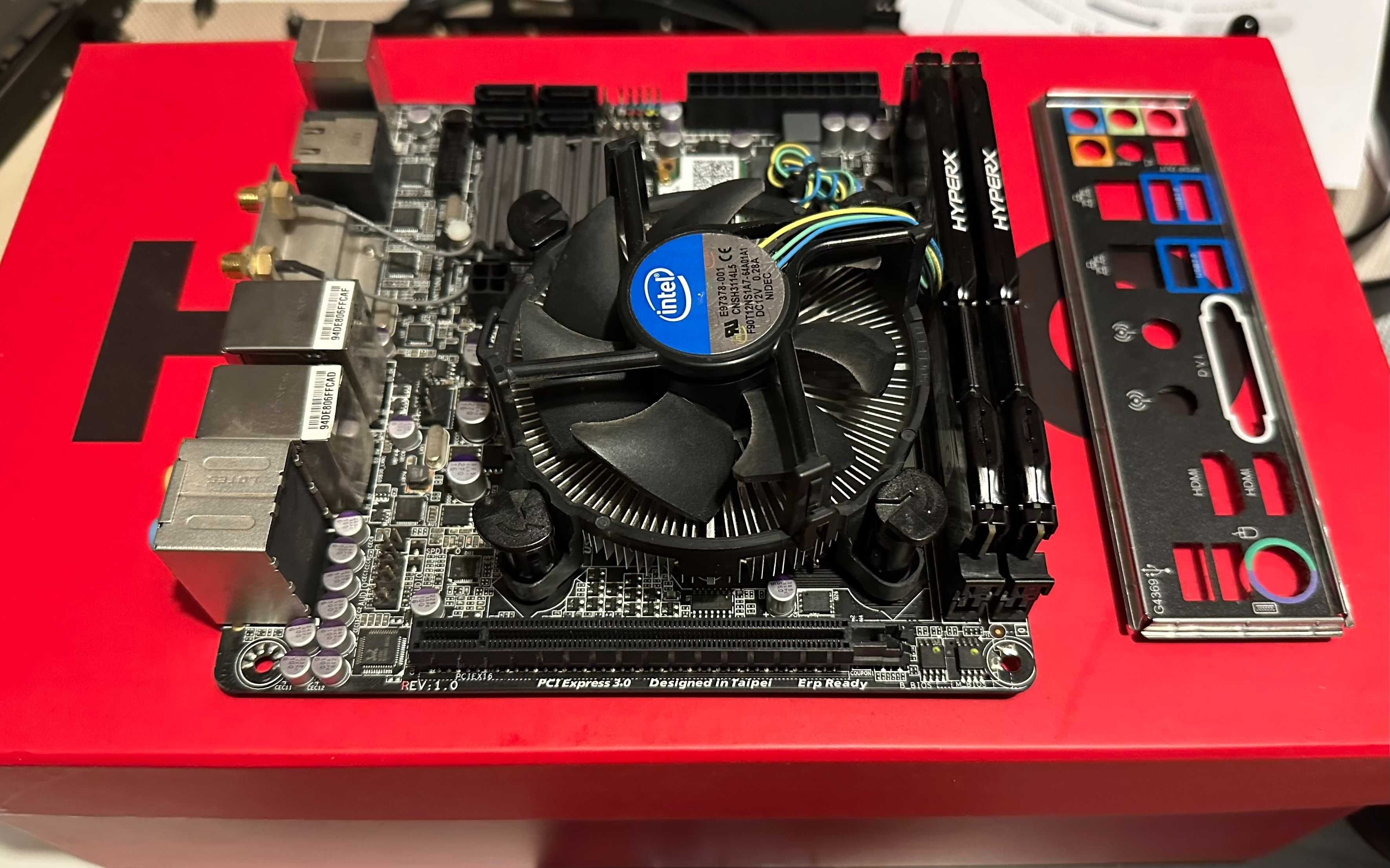 i7-4770k, Gigabyte H87N-WiFi, 2x8GB Kingston 1600Mhz DDR3