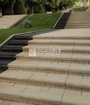 Дорожный бордюр, тротуарный бордюр, лестница. Бетон брусчатка