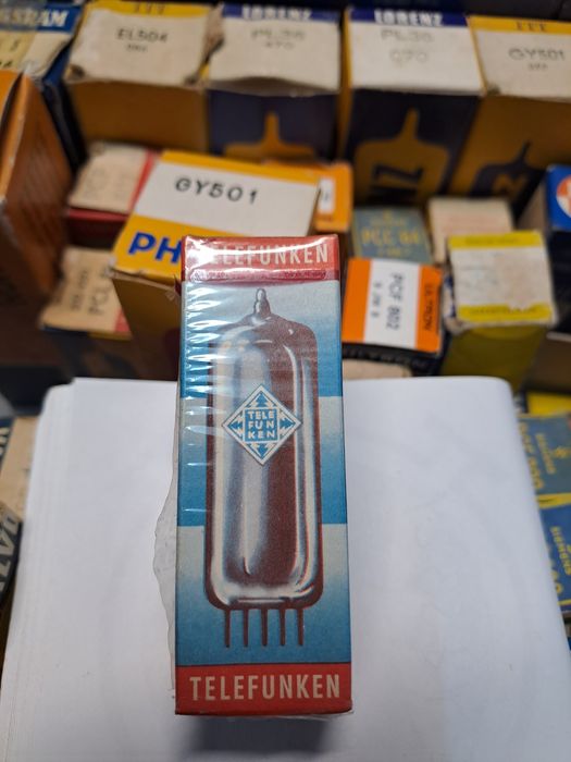 Куфар с  радиолампи .