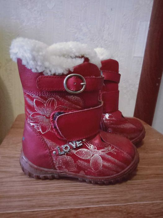 Сапожки на девочку зимние новые размер 24  1000 тенге