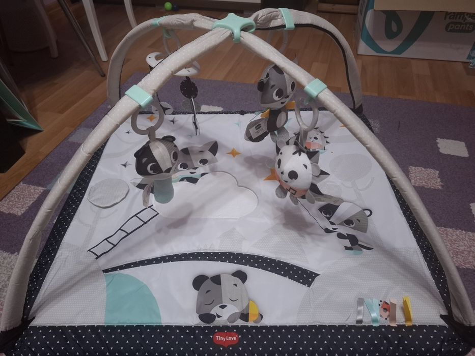 Salteluta de joaca alb negru pentru bebelusi