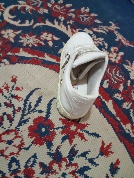 Vând adidași Guess