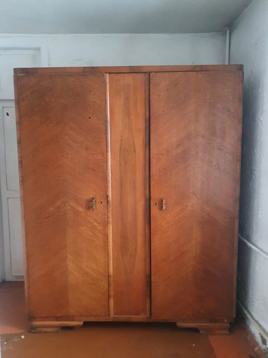 Мебель деревянная шифоньер и сервант