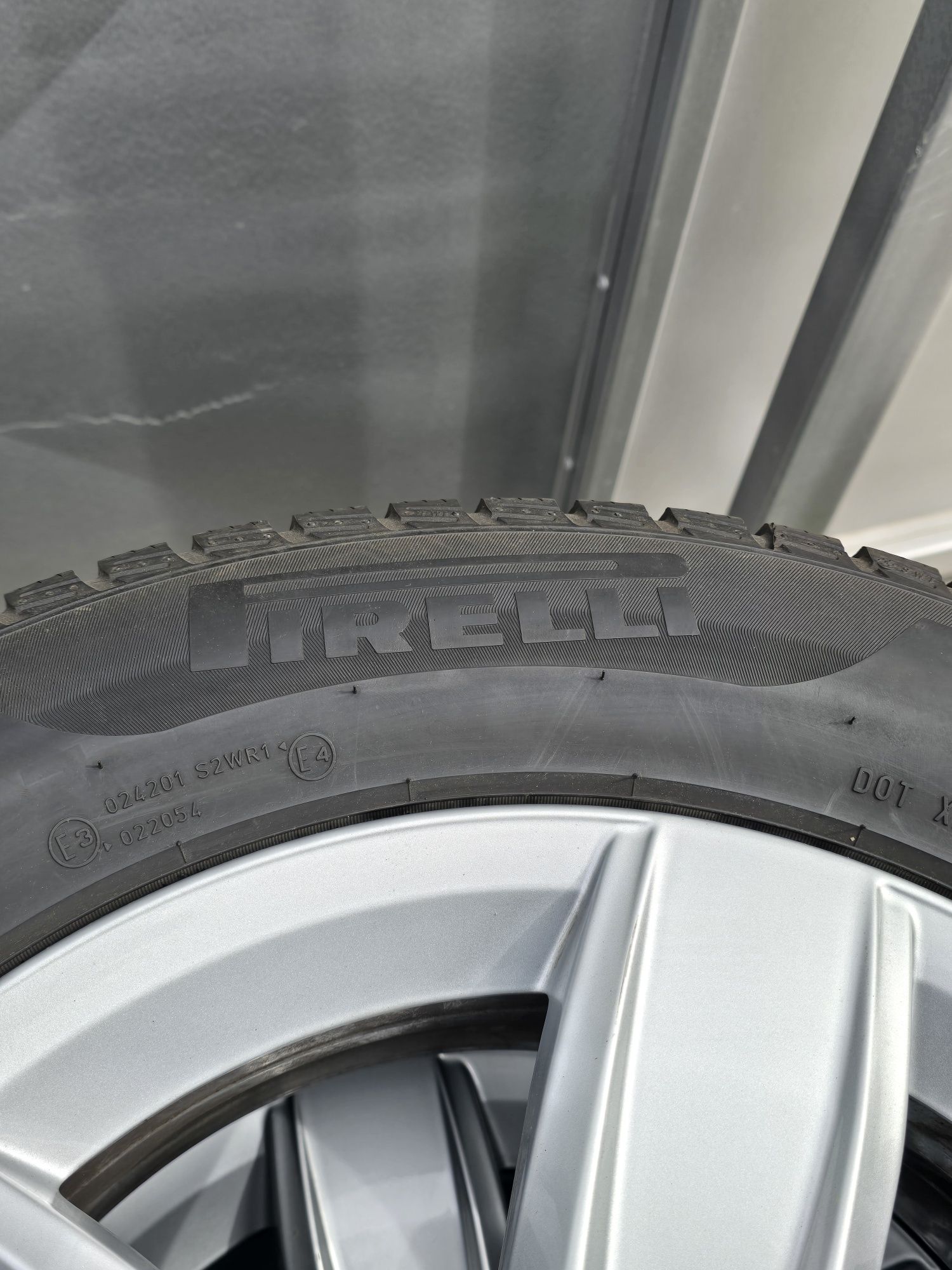 4 Броя 215/60/16 Pirelli 6,5mm