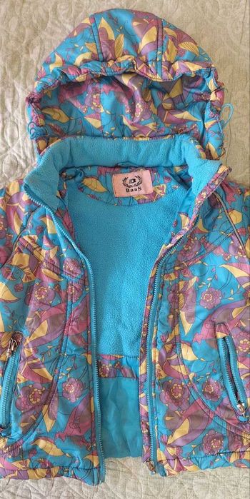 Куртка демисезонная, размер 110-116, примерно на 3-4 года.