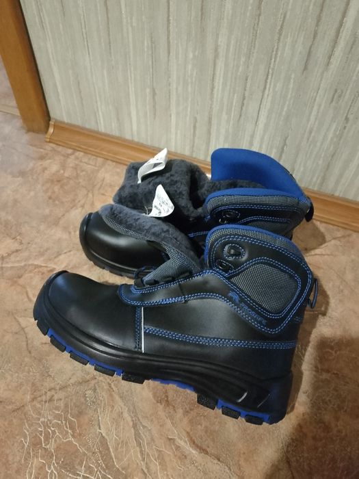 Продам рабочие ботинки.