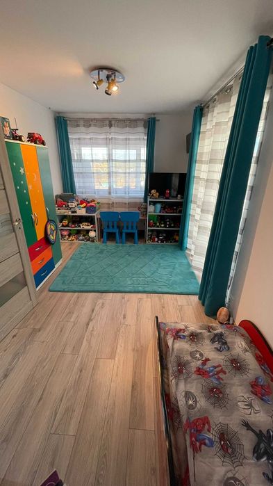P.F. vând apartament,decomandat,3 camere, situat pe Strada Muzeul Apei