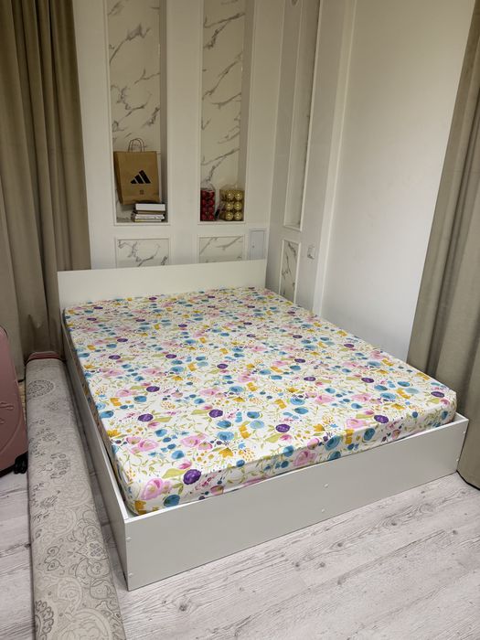 Двуспальная кровать с матрасом