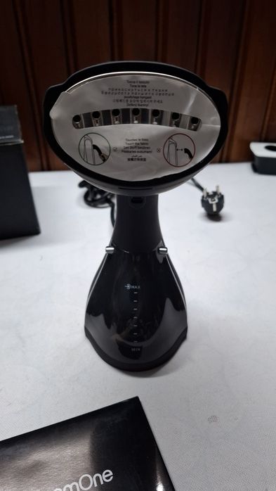 Уред за гладене с пара Steam One STravel, 1400 W, 260 мл, Преносим.
