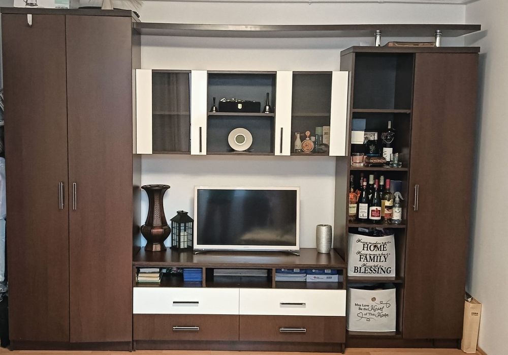 Vând biblioteca  3000/2200