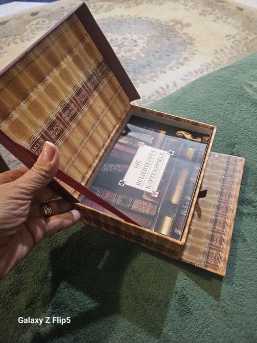 Cărți de joc în cutie elegantă