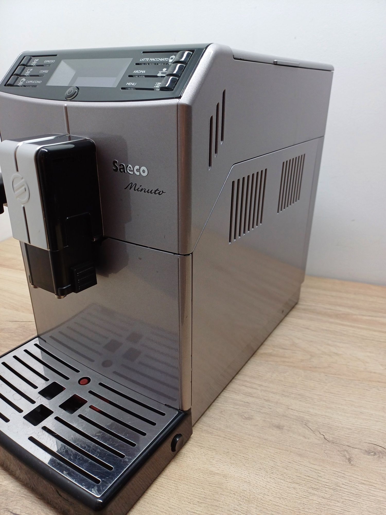 Продавам кафемашина Saeco Minuto HD8867
