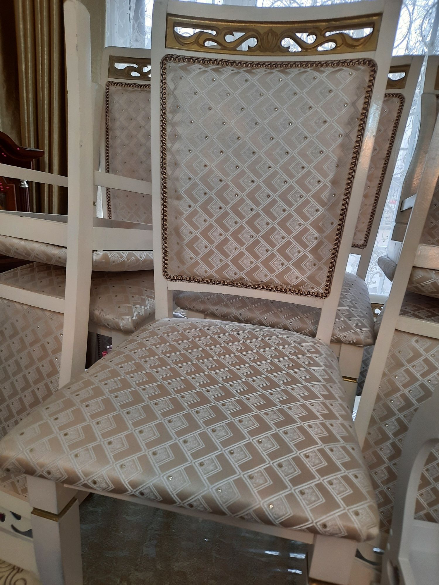 Столы стулья мебель