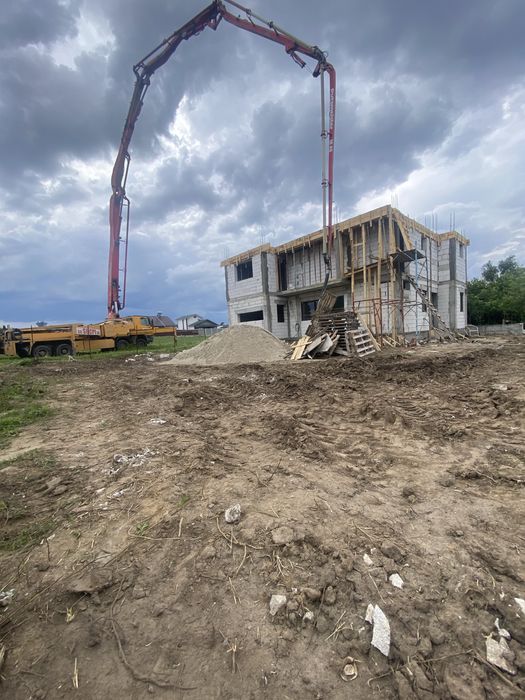 Vand casa la rosu, zona Smart Pub, Preajba