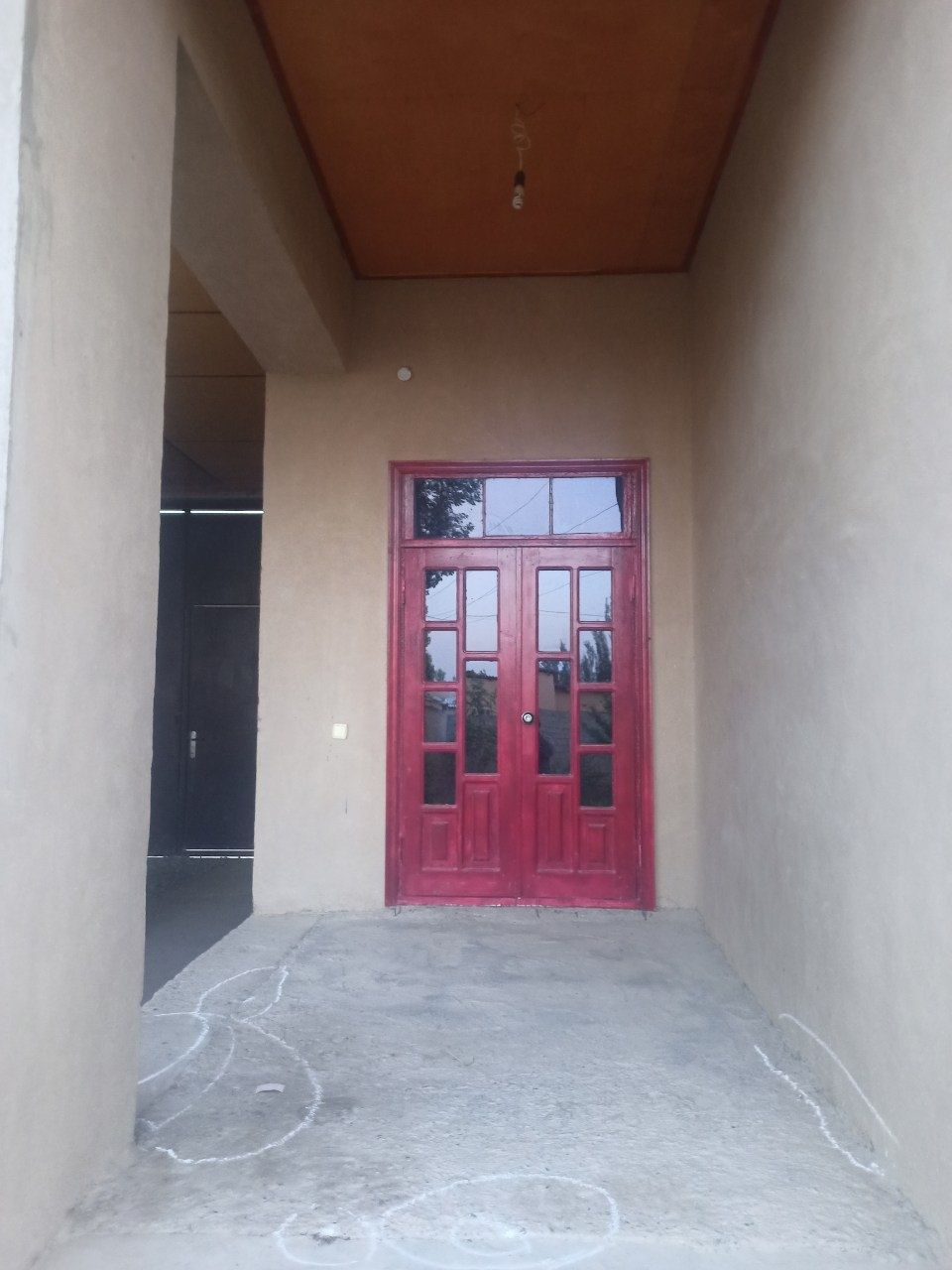 Hovli sotiladi.       .