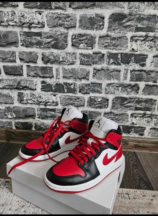 Vând jordan 1 mid