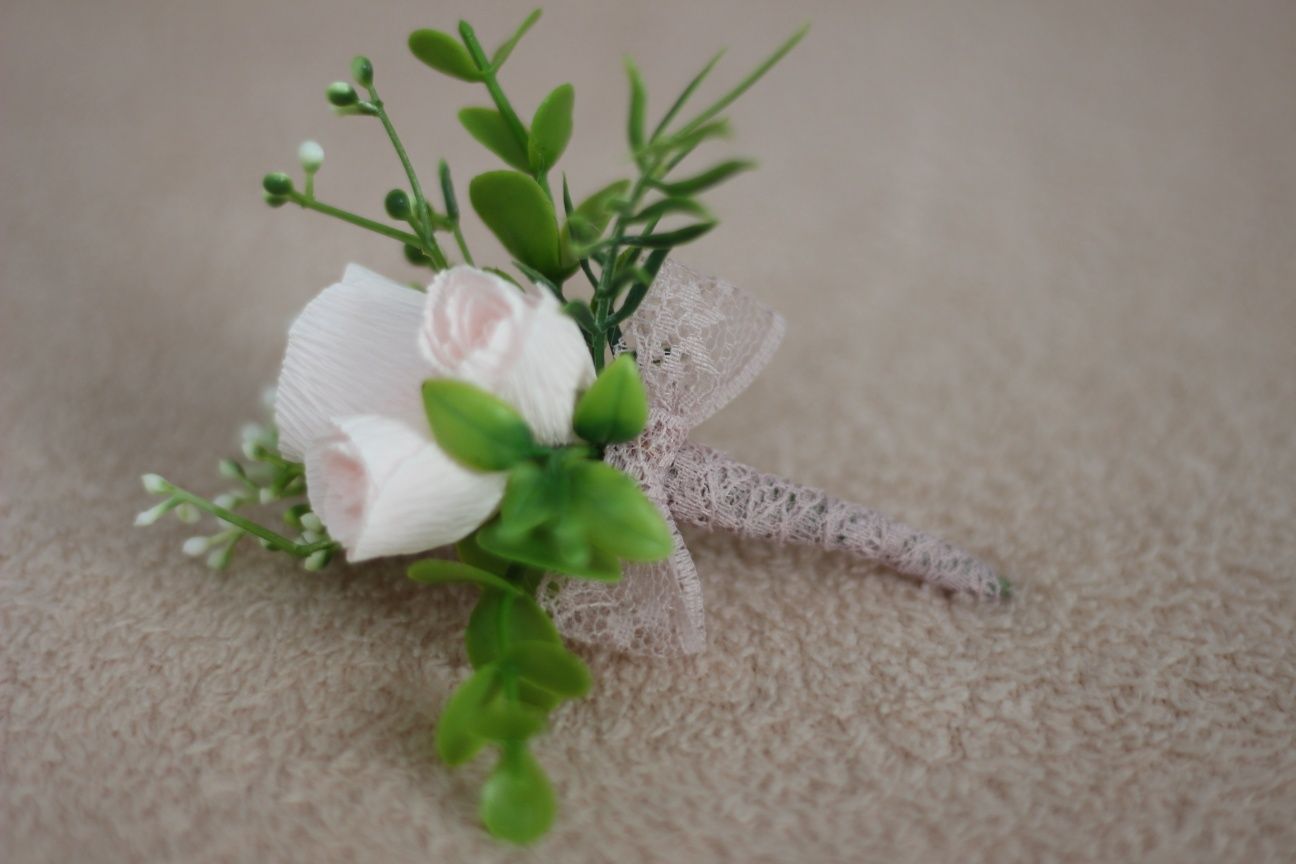 Set corsaj și floare piept nuntă din hârtie creponata