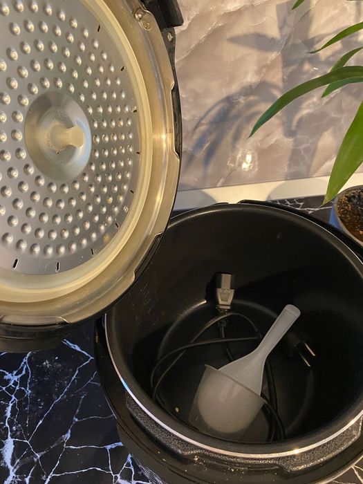 Vând oala multicooker