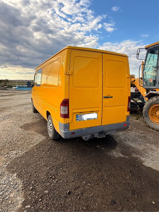 Mercedes Sprinter 211CDI motor 2.2 Avem 2 mașini identice disponibile.