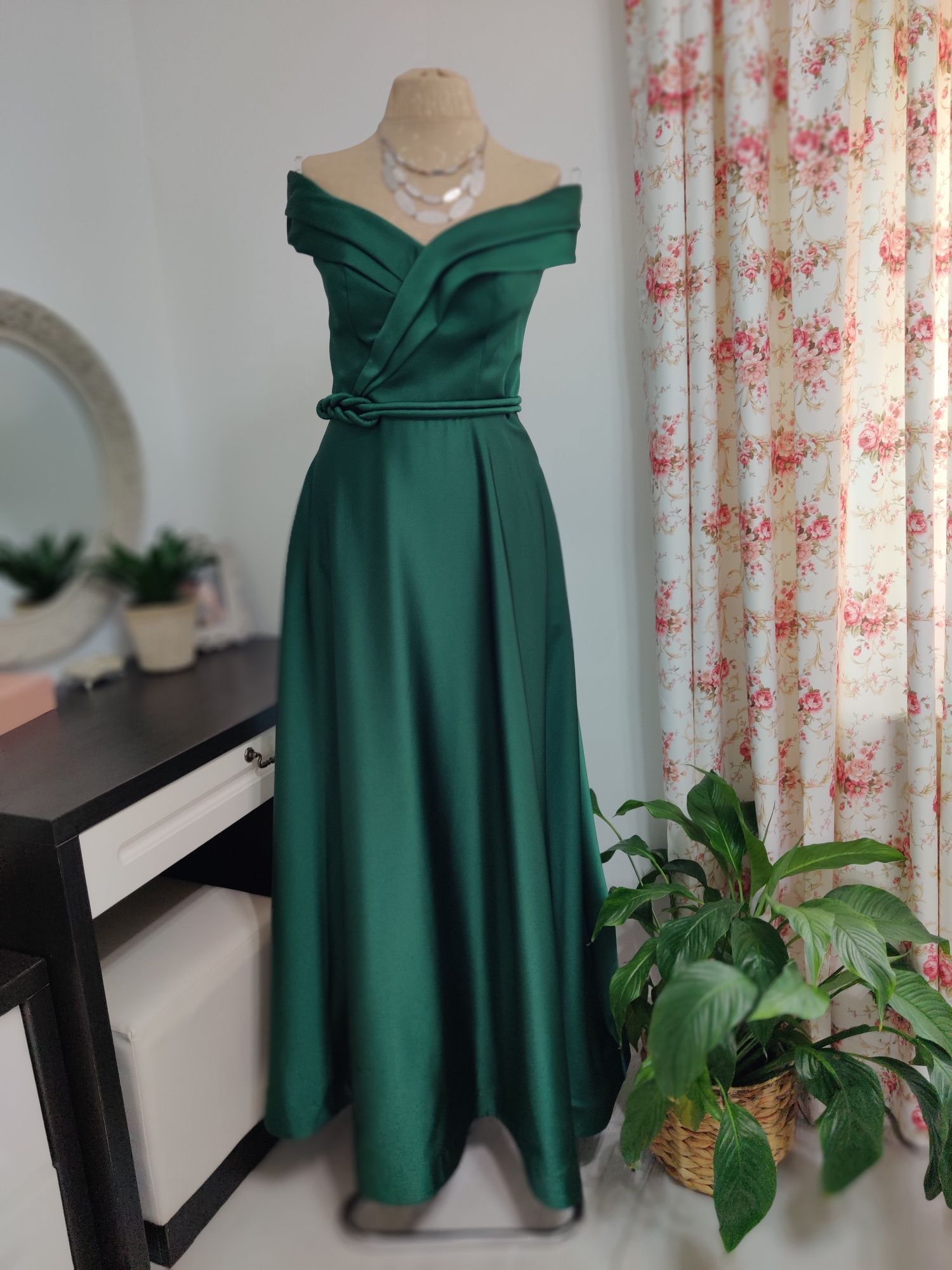 Vând rochie tafta verde smarald