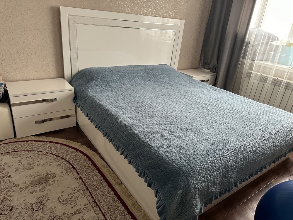Кровать с тумбами