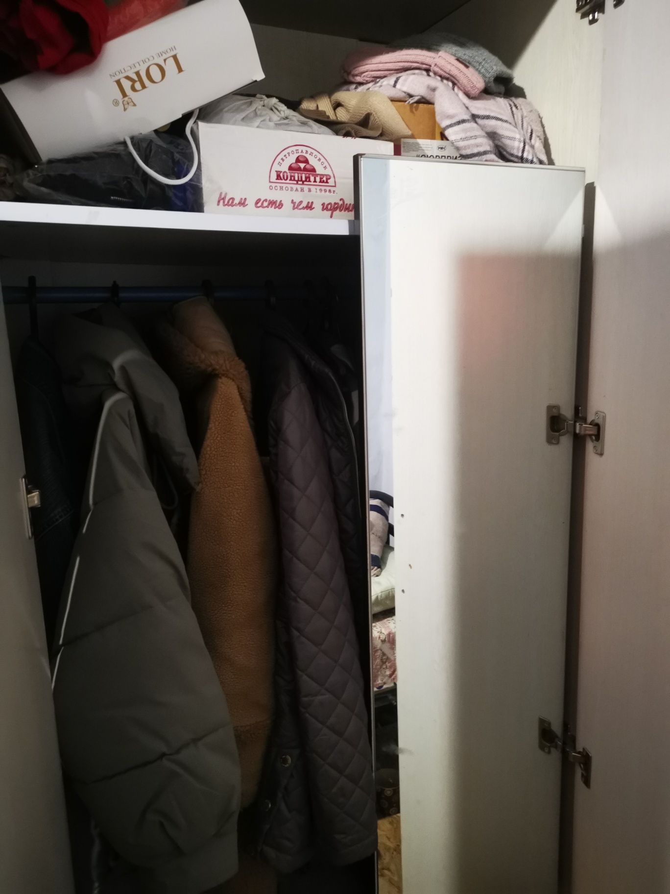 Продам стол со шкафом