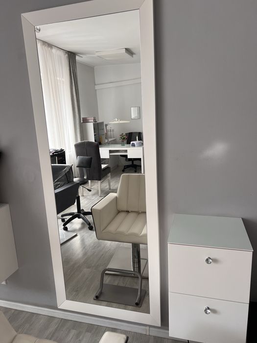 Scaun coafor+ oglinga si corp mobilier