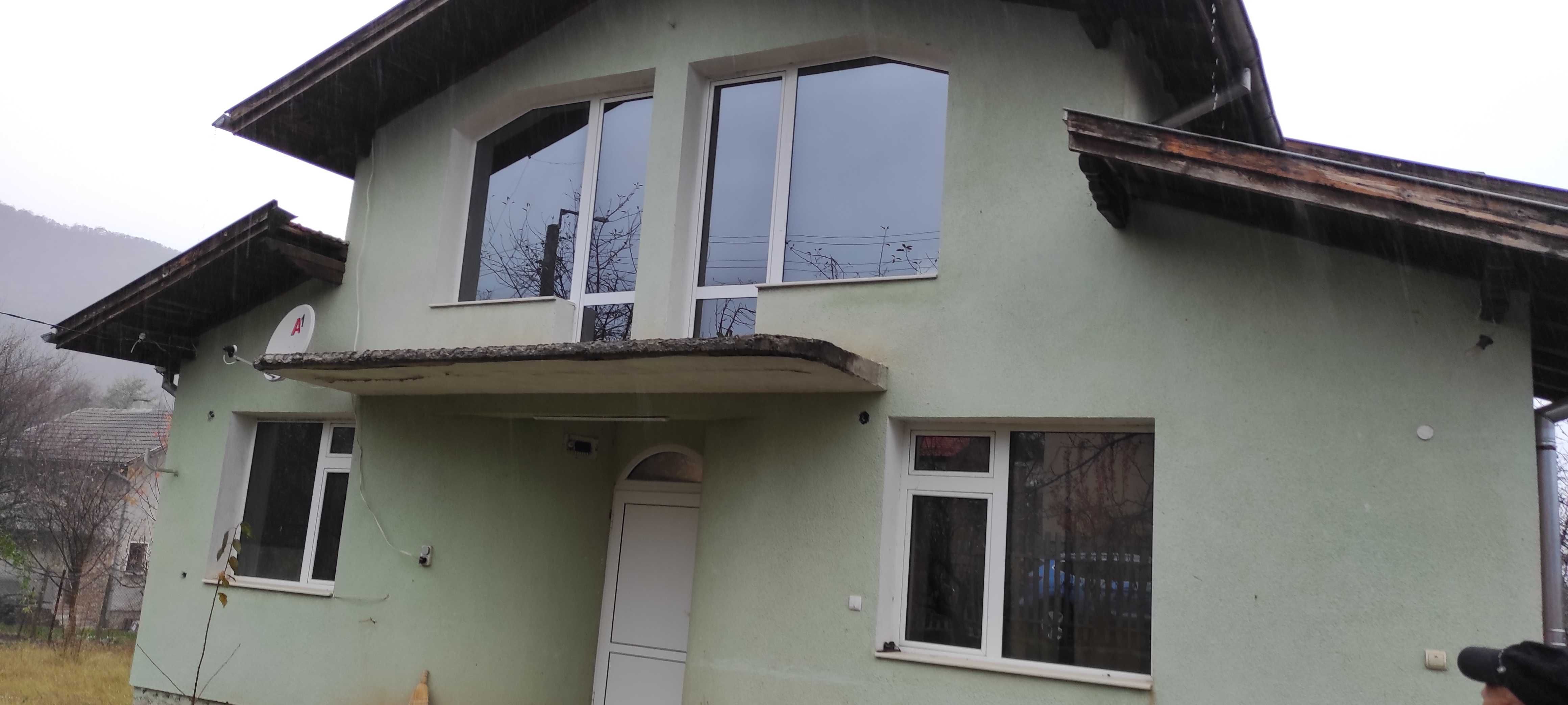 Продавам двуетажна къща