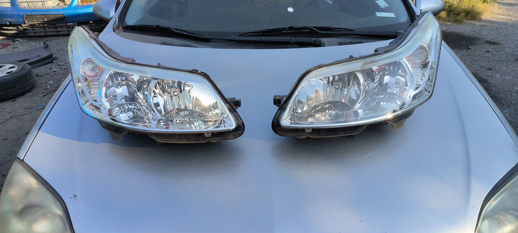 Продавам оригинални фарове за Citroen C4 2006г
Цена за комплекта 200лв