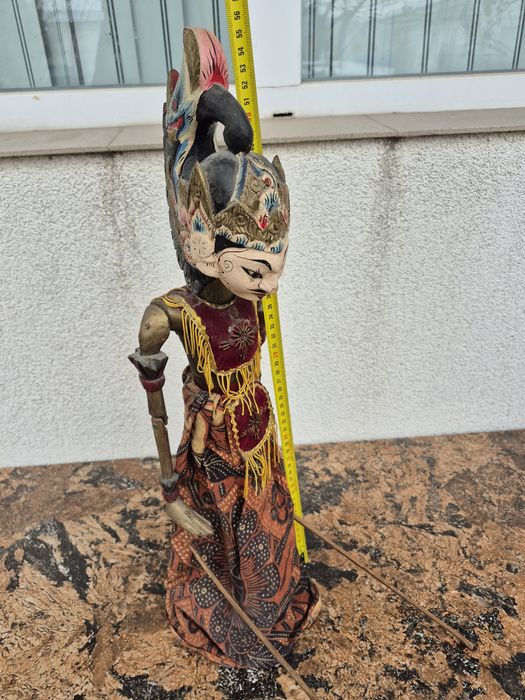 Vând o papusa statuieta lemn,scluptata pictata manual ,made Indonezia