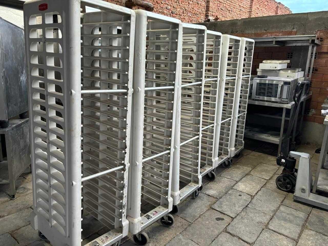 Количка за тави Rubbermaid