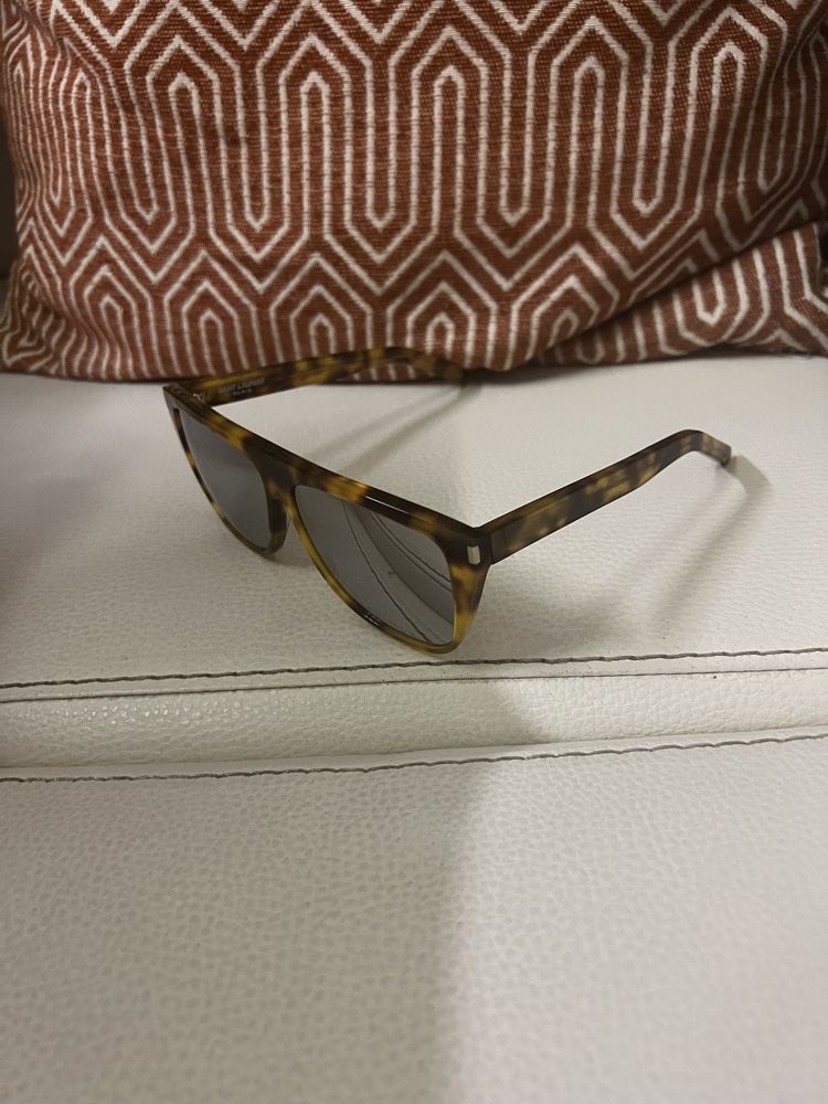 Слънчеви очила на Saint Laurent