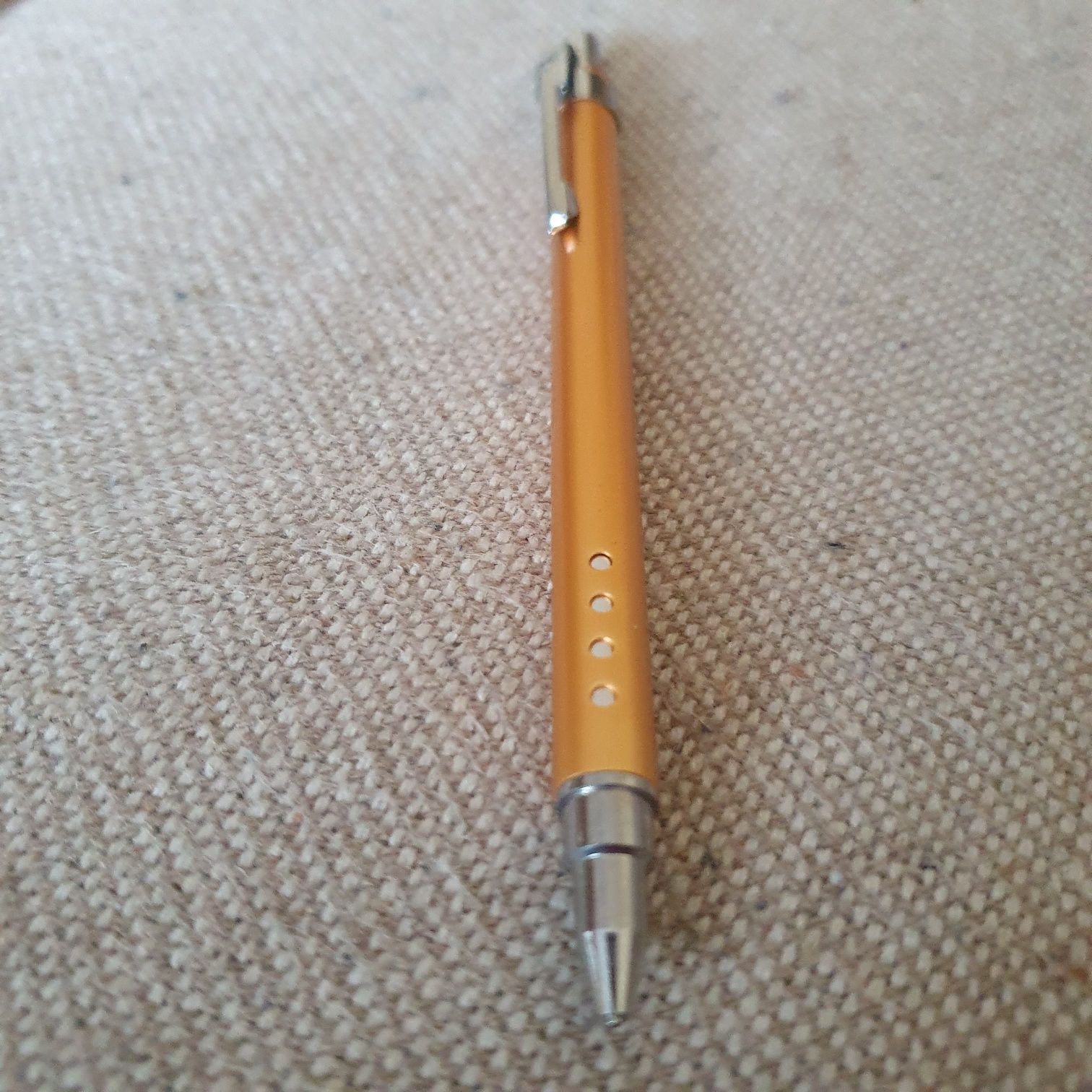 Creioane mecanice metalice  0.5 mm cu vârf retractabil