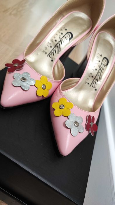 Pantofi roz cu decorațiuni în formă de floricele
