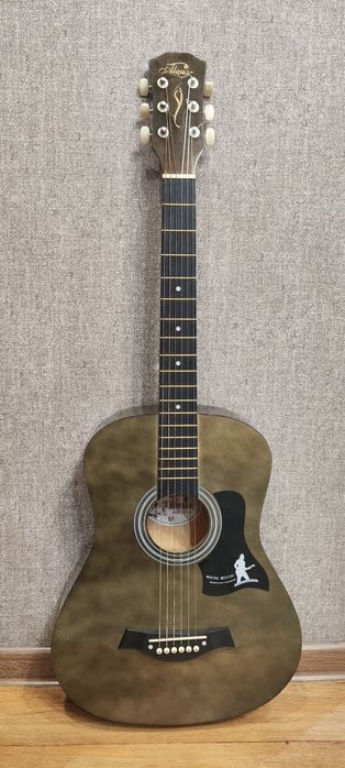 Продам гитару с чехлом