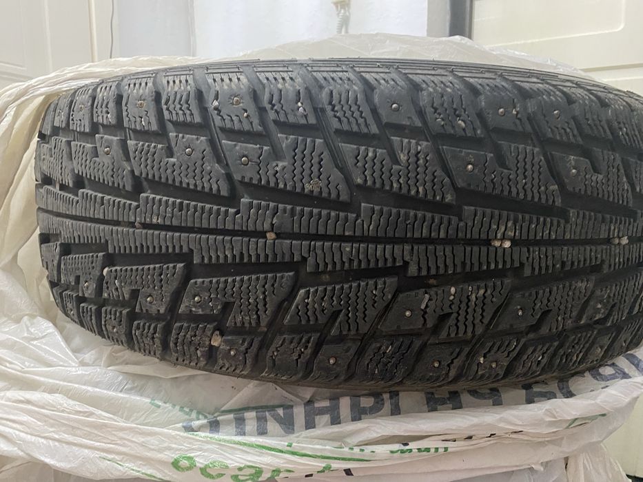 Комплект зимних шипованых шин 215/60R/17